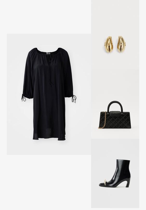 Melnas krūšdaļas garuma kleita ar izgriezumu, saites aizdari un pūšmutiņas piedurknes ar saites detaļām uz aproces. Gluda auduma tekstūra.; Melnas potītes zābaki, izgatavoti no spīdīgas ādas, ar smailu purngalu un dekoratīvu zelta un sudraba akcentu priekšpusē. Bloka papēža dizains.; Melnā rokassomiņa, kas izgatavota no teksturētas ādas, ar dimanta rakstu, zelta toņa ķēdes siksnu un augšējo rokturi ar logo reljefā slēgšanu.; Zelta tonis auskari ar plūstošu, izliekta dizaina formu. Katrs auskar ir ar gludu virsmu un nelielu aizdari ar dekoratīvu detaļu.