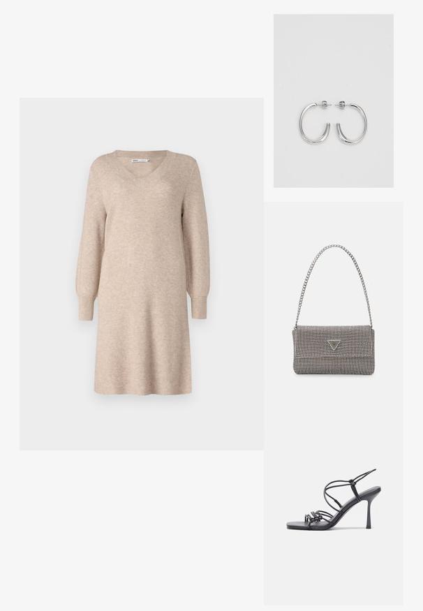 Beige strikket kjole med V-hals, lange pufærmer og en afslappet pasform. Fremstillet af blødt materiale med en ribbet tekstur.; Sorte højhælede sandaler med tynde stropper og en knyttet design, en glat firkantet tå og en slank stiletto hæl.; Lys grå metallisk håndtaske med kædestrop, dekoreret med små runde metalliske studs og et trekantet brandlogo.; Sølv hoop øreringe med en glat, skinnende overflade. Rundet form, letvægtsdesign med post-back lukning.