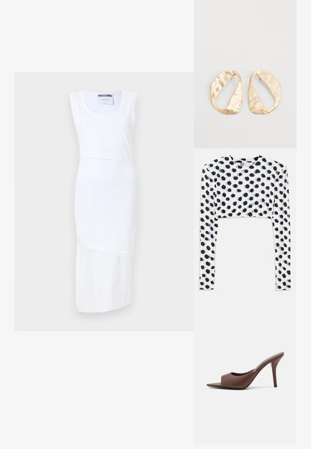 Biała sukienka Moschino z bezrękawowym krojem, okrągłym dekoltem i asymetrycznym dołem. Wykonana z gładkiego, lekkiego materiału.; Krótką bluzkę z długim rękawem z elastycznego białego materiału z czarnym wzorem w kropki, o gładkiej fakturze i okrągłym dekolcie.; Brązowe skórzane klapki na wysokim obcasie z odkrytymi palcami o eleganckim wzornictwie, z szerokim przednim paskiem i smukłym obcasem typu stiletto.; Para nieregularnych, owalnych kolczyków ze złotego metalu o teksturowanej, lekko młotkowanej powierzchni na białym tle.