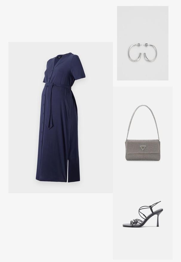 Jūras zila, īsām piedurknēm mātēm paredzēta kleita ar pogu priekšu, jostu jostas vietā un sānu šķēlumu. Izgatavota no mīksta, gluda auduma.; Melnas augstpapēžu sandales ar plāniem siksniņām un mezgla dizainu, gluda kvadrātveida purngalu un elegantu stiletto papēdi.; Gaiši pelēka metāla rokassoma ar ķēdes siksnu, rotāta ar mazām apaļām metāla kniedēm un trīsstūra zīmola logo.; Sudraba riņķveida auskari ar gludu, spīdīgu apdari. Apaļas formas, viegla dizaina, ar aizdari uz stieples.