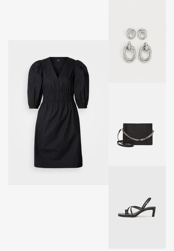 Vestido preto com mangas bufantes, decote em V profundo e cintura franzida. Tecido liso com um corte solto, design até o joelho. Simples e versátil.; Sandal de tiras pretas com biqueira quadrada e um pequeno salto bloco. Apresenta várias tiras finas e uma tira no tornozelo ajustável. Feito de couro liso.; Bolsa crossbody de couro preto com uma textura suave, forma retangular e um detalhe em corrente metálica na frente. Inclui uma alça ajustável.; Brincos em metal com tom prateado, apresentando dois estilos: um aro circular torcido e um botão circular liso. A superfície refletiva realça a elegância.