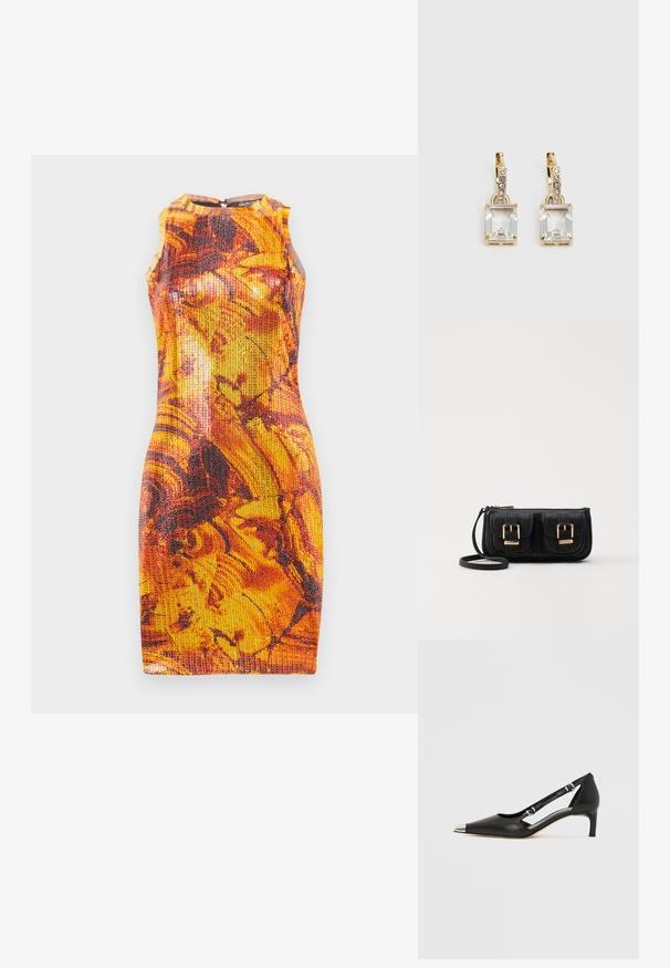 Dopasowana, bezrękawnikowa sukienka w żywych odcieniach pomarańczowego i żółtego z abstrakcyjnymi ciemnymi wzorami; teksturowana tkanina; okrągły dekolt z zamkiem błyskawicznym z tyłu.; Czarny skórzany but na obcasie typu kitten z metalowym, srebrnym zakończeniem palca i podwójnymi paskami na klamry na białym tle.; Czarna skórzana torba na ramię z dwoma przednimi kieszeniami, złotymi klamrami, zamkiem błyskawicznym i cienkim paskiem. Teksturowana powierzchnia i kompaktowy prostokątny kształt.; Złote kolczyki z prostokątnym, przezroczystym kryształem zwisającym poniżej rzędu małych, okrągłych, przezroczystych akcentów. Elegancki, nowoczesny design.