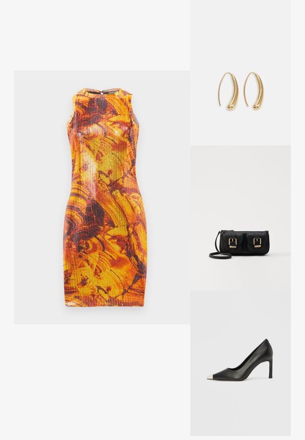Prilagođena haljina bez rukava u vibrantnoj narančastoj i žutoj boji s apstraktnim tamnim uzorcima; teksturirana tkanina; okrugli izrez s detaljima zatvarača na leđima.; Crna kožna cipela s visokim potpeticama, špicastim vrhom i metalnim srebrnim vrhom. Ima glatku završnu obradu i tanku petu visine 10 cm.; Crna kožna torba preko ramena s dva prednja džepa, zlatnim kopčama, zatvaranjem na zip i uskim remenom. Teksturirana površina i kompaktan pravokutan oblik.; Zlatne metalne naušnice u obliku obruča s zakrivljenim, izduženim oblikom. Imaju glatku, sjajnu površinu i zaobljeni vrh za dodatni detalj.