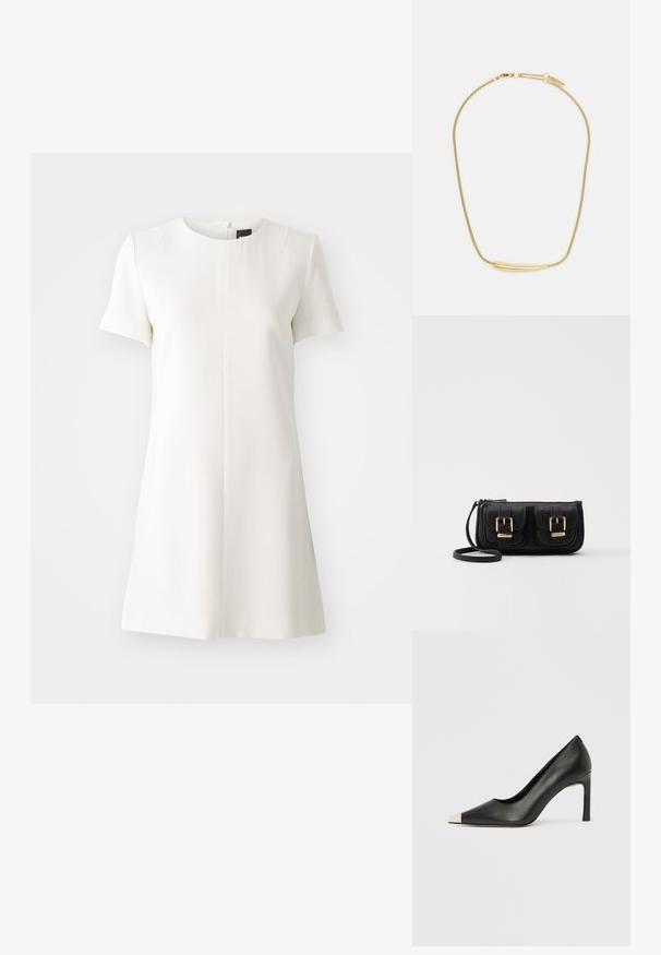 Robe blanche à manches courtes avec un col rond et une silhouette droite. Détail de fermeture éclair au dos et texture lisse. Design minimaliste.; Chaussure à talon haut en cuir noir avec bout pointu et capuchon argenté métallique. Présente une finition lisse et un talon fin de 10 cm.; Sac en cuir noir porté en travers avec deux poches avant, boucles dorées, fermeture zippée et une sangle fine. Surface texturée et forme rectangulaire compacte.; Collier plaqué or avec un accent central lisse et courbé. Possède une chaîne flexible avec un fermoir à homard et des maillons supplémentaires ajustables.