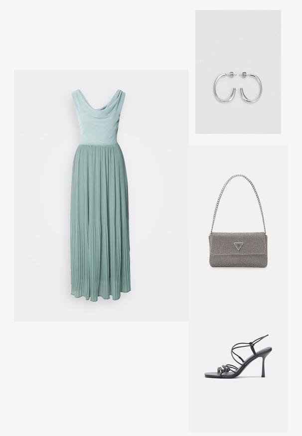 Dugih naborani haljina u svijetlo tirkiznoj boji, s okruglim izrezom i prilagođenim tijelom. Mekana, lepršava tkanina stvara blagu siluetu.; Crne sandale na visokoj potpetici imaju tanke trake s čvorastim dizajnom, glatki kvadratni vrh i elegantnu stiletto petu.; Svijetlosivi metalik ruksač s lancem, ukrašen malim okruglim metalnim zakovicama i trokutastim logotipom marke.; Srebrne naušnice u obliku obruča sa glatkom, sjajnom površinom, zakrivljenog oblika i zatvaranjem na čep. Minimalistički dizajn s modernim završetkom.