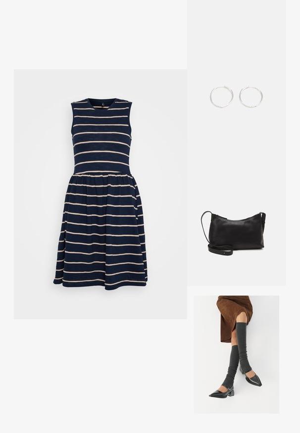 Tumesinine ilma varrukateta kleit horisontaalsete kreemjate triipudega, ümmargune kaelus ja volditud vöökoht, flirdiga seelik.; Mustad patsaline odav värviga kingad, millel on kreen ja pahkluuring, on paaritatud hallide ribakudumitega sääremiidega ja pruunist nahast seelikuga.; Mustmust nahk õlakotil on sile tekstuur, kumer kuju, reguleeritav rihm ja lukuga sulgemine. Minimalistlik disain ilma kaunistusteta.; Hõbedased rõngaskõrvarõngad, millel on sujuv ja ümar disain, millel on sile pind ja nähtavad kaunistused puuduvad. Diameeter ei ole täpsustatud.