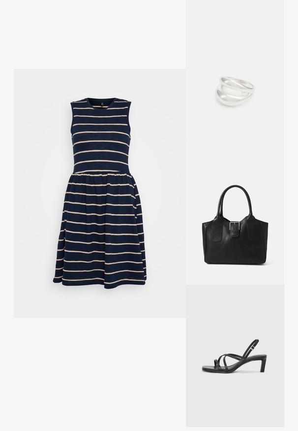 Mornarsko modra brezrokavnica z vodoravnimi kremnimi črtami, zaobljenim izrezom in nabranim pasom, ki ima razporkano krilo.; Črne natikače s trakovi in kvadratnim prstom ter nizkim blokastim peto. Imajo več tankih trakov in nastavljiv trak okoli gležnja. Narejene so iz gladkega usnja.; Črna usnjena torba s gladko teksturo, strukturirano obliko, dvema ročkama in izrazitim srebrnim sponko na sprednji strani.; Srebrn dvojni prstan z gladko, polirano površino. Ima tekoč, ukrivljen dizajn z prekrivajočimi se sekcijami za sodoben videz.