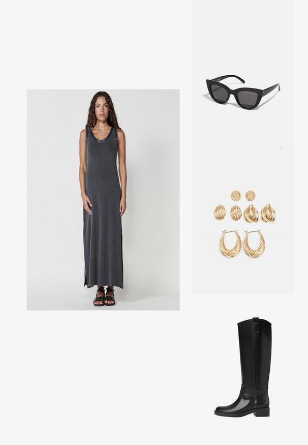 Langes, dunkelgraues ärmelloses Kleid mit gerippter Struktur, mit einem Rundhalsausschnitt und seitlichen Schlitzen, kombiniert mit schwarz geschnürten Sandalen.; Schwarze kniehohe Stiefel aus glattem synthetischen Material. Verfügt über eine abgerundete Zehenpartie, einen niedrigen Blockabsatz und vertikale Nähte.; Schwarze Cat-Eye-Sonnenbrille mit matter Oberfläche, grauen getönten Gläsern, scharfen Kanten und schlanken Bügeln. Der Markenname ist auf dem inneren Bügel sichtbar.; Goldfarbene Ohrringe, bestehend aus drei Paaren: strukturierte ovale Stecker, ohrringe mit gewelltem Design und große Creolen mit geschichteten Rillen.