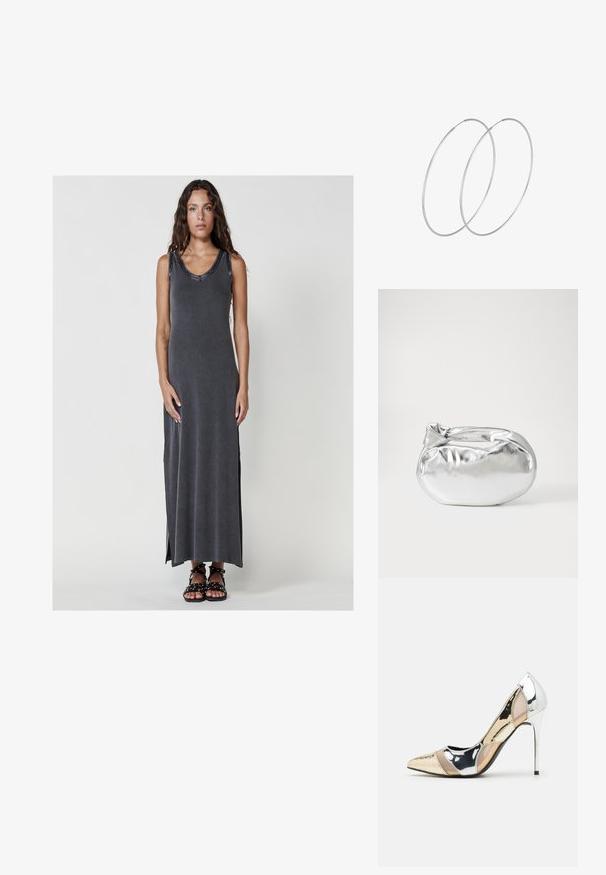 Lång, mörkgrå ärmlös klänning med ribbad textur, som har en rundad halsringning och sidoflikar, kombinerad med svarta sandaler med remmar.; Spetsig tå högklackad sko med en färgpalett av silver, guld och nude. Glansig yta med utskärningsdesign, utrustad med en stilettklack.; Silverfärgad metallisk påse med en mjuk, rundad form och en knutstängning upptill. Tillverkad av ett mjukt material i konstläder.; Silverfärgade hoopörhängen med en minimalistisk design. Cirkulär form, slät yta och tunn profil. Lätta med en polerad finish.