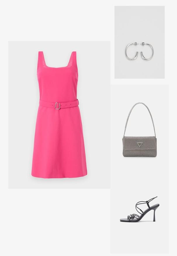 Vaaleanpunainen hihaton mekko, jossa on neliön muotoinen kaula-aukko, hyvin istuva vyötärö ja yhteensopiva vyö. Sileä pinta ja muotoiltu siluetti.; Mustat korkokengät sandaalit, joissa on ohuet hihnat solmittuna, sileä neliön muotoinen varvasosa ja tyylikäs stiletto-korko.; Vaalea harmaa metallinen käsilaukku, jossa on ketjusanka. Laukku on koristeltu pienillä pyöreillä metallikoruilla ja kolmion muotoisella brändilogolla.; Hopehopeet hopehopeet hopehopeet hopehopeet, jolla on sileä, kiiltävä pinta. Pyöreä muoto, kevyt rakenne, jossa on neulakiinnitys.