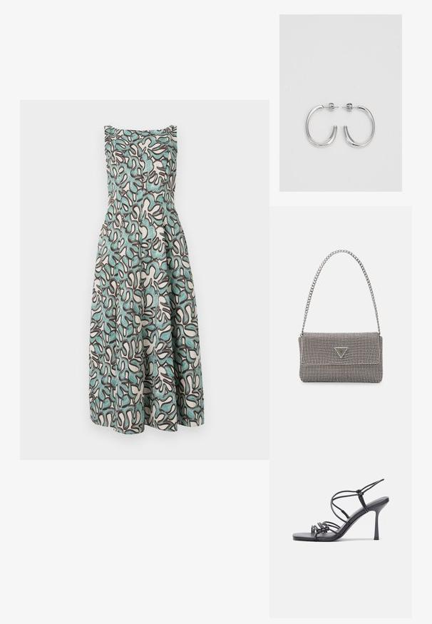 Priliehavé bezrukávové šaty s bielym podkladom a abstraktnými tealovými a tmavohnedými vzormi, rozširujúce sa v páse s textúrovaným povrchom.; Čierne sandále na vysokom podpätku majú tenké remienky s uzlovým dizajnom, hladký štvorcový špičku a elegantný stiletto podpätok.; Svetlošedá metalická kabelka s reťazovým popruhom, ozdobená malými kruhovými kovovými štítkami a trojuholníkovým logom značky.; Strieborné kruhové náušnice s hladkým a lesklým povrchom. Okrúhly tvar, ľahký dizajn, s uzáverom na kolík.