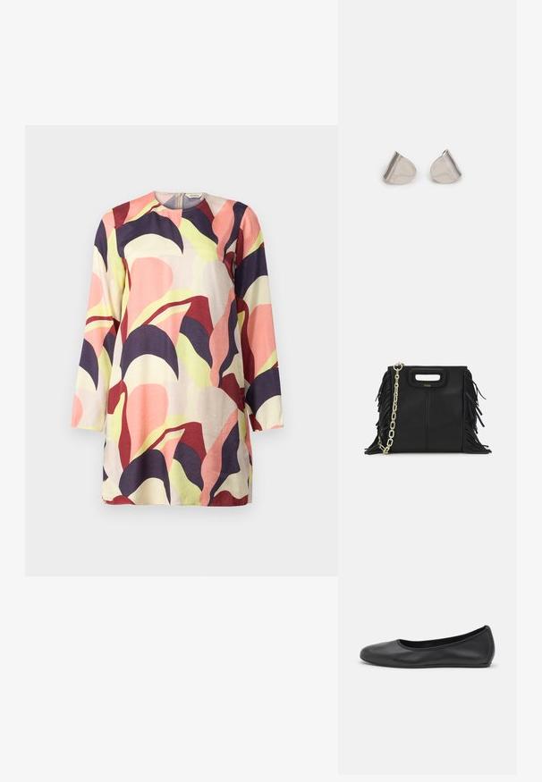 Spalvinga, ilgomis rankovėmis tunika, kuri pasižymi rožinės, violetinės ir žalios abstrakčių lapų raštais šviesiame fone. Minkšta medžiaga.; Juodai odiniai baletai su apvaliu pirštu, lygi texture, minimalus siuvimo detales ir lanksčiu padų dizainu.; Juodas odinis rankų darbo rankinys su frinzuotomis detalėmis, auksine grandinės petneša ir išpjauto dizaino rankena. Pirmoje pusėje yra logotipo vieta.; Sidabriniai metaliniai auskarai su lygiu, ašaros formos dizainu ir blizgiu paviršiumi. Subtilūs raižiniai prideda detalumo. Minimalistinis dizainas.