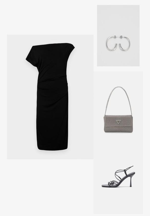 Čierne šaty s odhalenými ramenami vyrobené z hladkej látky, ktoré majú priliehavý strih s naberanou textúrou okolo pásu a dĺžku po kolená.; Čierne sandále na vysokom podpätku majú tenké remienky s uzlovým dizajnom, hladký štvorcový špičku a elegantný stiletto podpätok.; Svetlošedá metalická kabelka s reťazovým popruhom, ozdobená malými kruhovými kovovými štítkami a trojuholníkovým logom značky.; Strieborné kruhové náušnice s hladkým a lesklým povrchom. Okrúhly tvar, ľahký dizajn, s uzáverom na kolík.