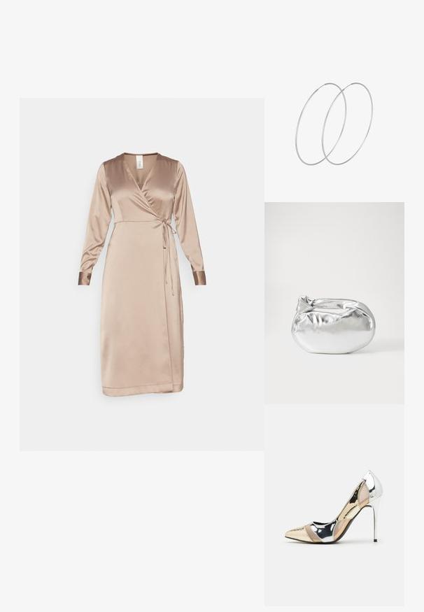 Haljina zatvorenog kroja u svijetlosmeđem satenu s dugim rukavima, V-izrezom, podesivim detaljem na struku i glatkom teksturom.; Cipele s visokom potpeticom i špicastim vrhom u srebrnoj, zlatnoj i nude boji. Sjajan finiš s izrezbarenim dizajnom, s potpeticom u obliku stiletto.; Srebrna metalik torbica s mekim, zaobljenim oblikom i čvorastim zatvaranjem na vrhu. Izrađena od glatke sintetičke kože.; Srebrne okrugle naušnice s minimalističkim dizajnom. Kružni oblik, glatka tekstura i tanak profil. Lagane s poliranim završetkom.