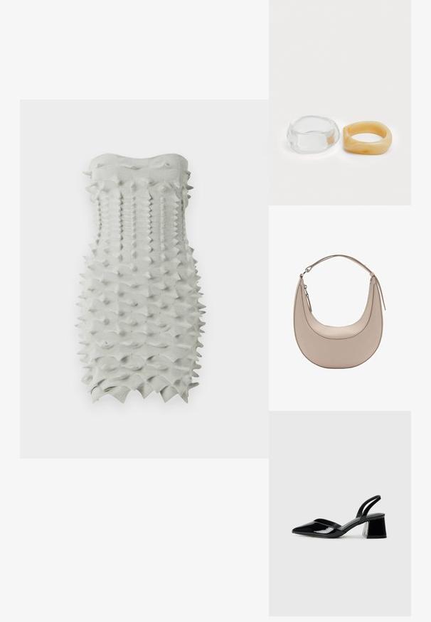 Abito aderente senza spalline realizzato in tessuto grigio chiaro texturizzato con un motivo geometrico a punte. Bordo superiore liscio.; Décolleté in vernice nera con punta affusolata e tacco in geometria cubica. Presentano un design elegante e minimalista, con una texture liscia.; Borsa a spalla in pelle beige con forma a mezzaluna, texture liscia e un'unica maniglia curva. Presenta una chiusura con zip e cuciture curate.; Anelli in resina trasparente e ambra, uno liscio e trasparente, l'altro con una finitura testurizzata in ambra. Entrambi presentano un design rotondo e corposo.