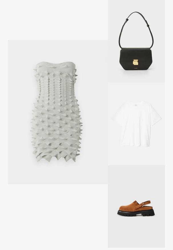 Testre szabott, pánt nélküli ruha texturált, világosszürke anyagból, geometrikus, hegyes mintázattal. Simma felső él.; Fehér pamut póló rövid ujjal, kerek nyakkivágással, laza fazonnal és varrott szegéllyel. Címke látható a belső nyakrészén.; Barna suede anyagú, hátul nyitott klumpák, kerek orral, állítható pánttal és vastag fekete gumitalppal, amely barázdált mintázattal rendelkezik.; CLOSED CLOSED ONE - Keresztpántos táska - black