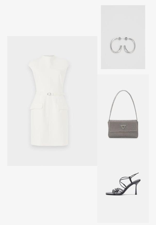 Robe blanche sans manches avec un col montant, une ceinture à l'avant, deux poches avant et une silhouette ajustée. Fabriquée dans un tissu lisse et structuré.; Des sandales noires à talons hauts avec des fines lanières au design noué, un bout carré lisse et un talon aiguille élégant.; Sac à main en métal gris clair avec une bandoulière en chaîne, orné de petits clous métalliques ronds et d'un logo de marque triangulaire.; Boucles d'oreilles en argent avec une finition lisse et brillante. Forme arrondie, conception légère, avec un fermoir à tige.