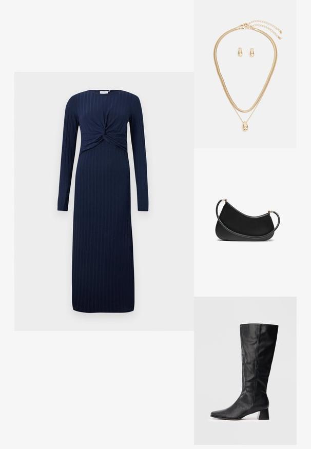 Tengerészkék, hosszú ujjú ruha az elején csavart csomóval, bordázott textúrával és egyenes, padlóhosszig érő sziluettel.; Fekete, vádli közepéig érő bőrcipő hegyes orral és tömbsarkal világos, egyszínű háttér előtt.; Fekete bőr válltáska ívelt dizájnnal, texturált pánttal és aranyszínű hardverelemekkel a felső záráson. Simára finomított felület.; Arany ékszerszett, amely egy rétegezett nyakláncot tartalmaz csepp alakú medállal és hozzá illő fülbevalókkal, mind polírozott felülettel.