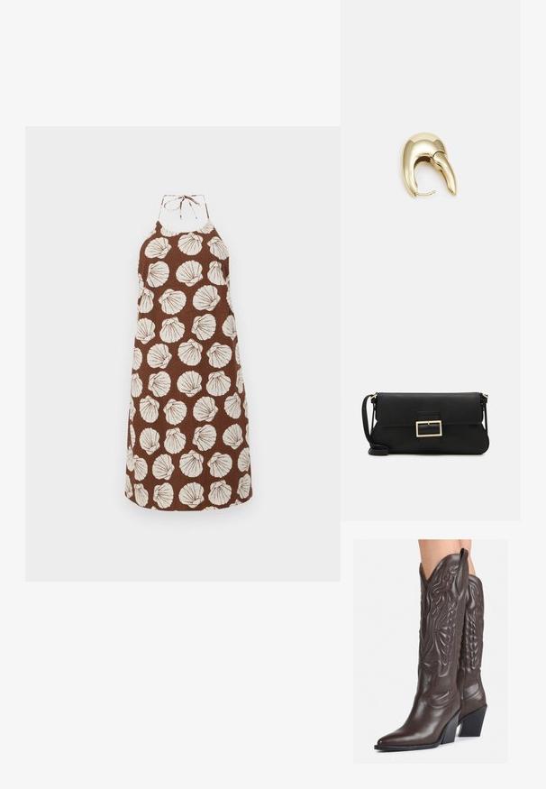 Bordeaux halterjurk met witte schelpafdrukken, gemaakt van textuurstof. Heeft een sluiting met een strik rond de hals en een relaxte pasvorm.; Bruine leren cowboylaarzen met een spitse neus en blokhak, voorzien van gedetailleerde stiksels en verhoogde accenten op de schacht.; Zwarte leren clutch met een klep en een gouden metalen sluiting. Inclusief een zwarte schouderband en een slank, minimalistisch ontwerp.; Gouden metalen oorbel met een slank, gebogen ontwerp. Beschikt over een kenmerkende puntige vorm, gepolijste oppervlakte en scharnier sluiting.