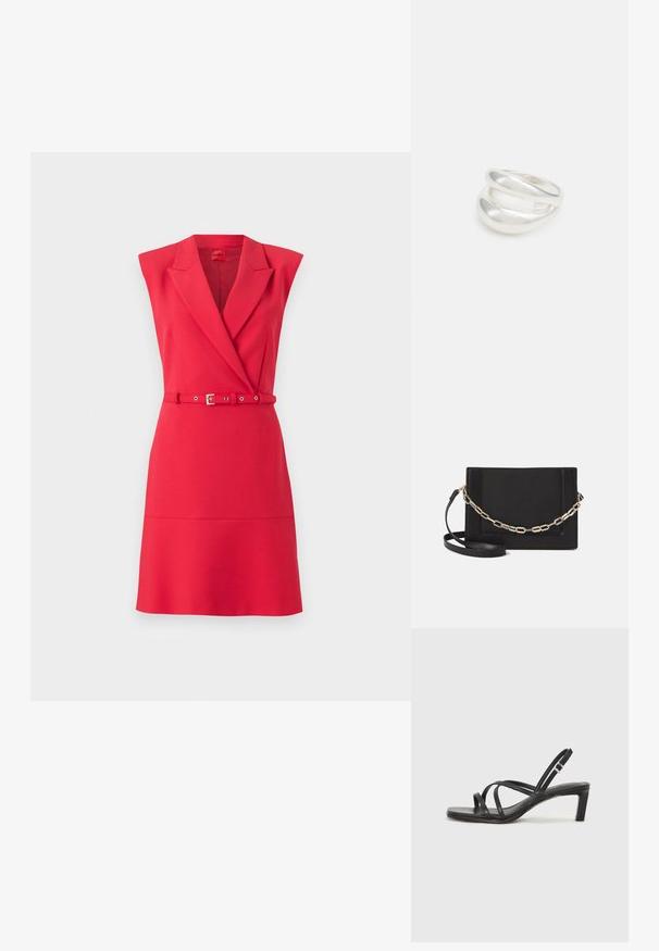 Crvena haljina bez rukava s krojem, V-izrezom, preklopnim prednjim dijelom i odgovarajućim remenom. Izrađena od glatkog materijala s blagim sjajem.; Crne sandale s trakama, kvadratnim prstom i niskom blok petom. Ima više tankih trakica i podesivu trakicu oko gležnja. Izrađene su od glatke kože.; Crna kožna torba preko tijela s glatkom teksturom, pravokutnim oblikom i metalnim lancem na prednjoj strani. Uključena je podesiva naramenica.; Srebrna dvostruka prsten s glatkom, poliranom površinom. Karakterizira ga fluidan, zakrivljen dizajn s preklapajućim sekcijama za moderan izgled.