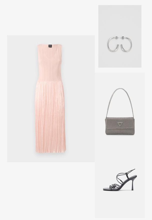Minkštos rožinės spalvos plisavotas midi suknelė, turinti briaunuotą liemenį ir purią sijoną. V formos iškirptė ir be rankovių dizainas sustiprina lengvą struktūrą.; Juodos aukštakulnės sandalai pasižymi plonyčiais dirželiais su mazgo dizainu, lygiu kvadratiniu pirštu ir elegantišku stiletto kulnu.; Šviesiai pilka metalinė rankinė su grandinėlės dirželiu, papuošta mažais apvaliais metaliniais smeigėmis ir trikampiu prekės ženklu.; Sidabriniai lankelio formos auskarai su lygiu, blizgiu paviršiumi, išlenktos formos ir su užsegimu. Minimalistinio dizaino su moderniu apdaila.
