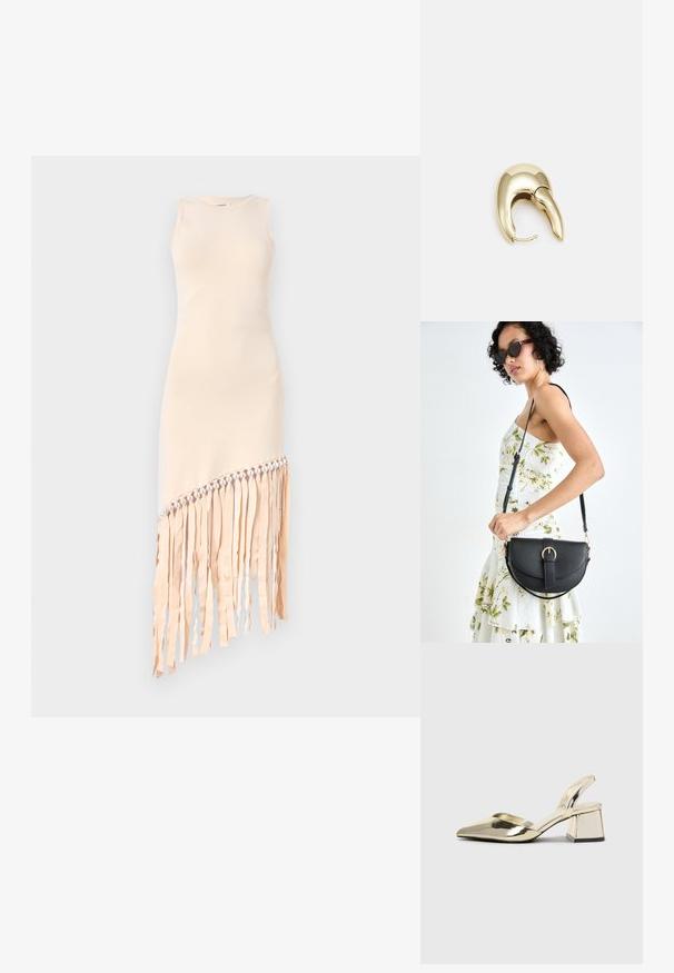Ærmeløs kjole i let beige stof med frynse detaljer og en række perler langs kanten, samt en asymmetrisk skæring.; Guld, metalliske slingback-hæle med spids tå og kraftig hæl. Glat tekstur, minimalistisk design og en smal strop.; Sort læderhåndtaske med en buet form, aftagelig rem og guldfinish. Tasken har en klap med en spænde detalje.; Guldtonet metal ørering med et slankt, buet design. Har en karakteristisk spids form, poleret overflade og hængselåbning.