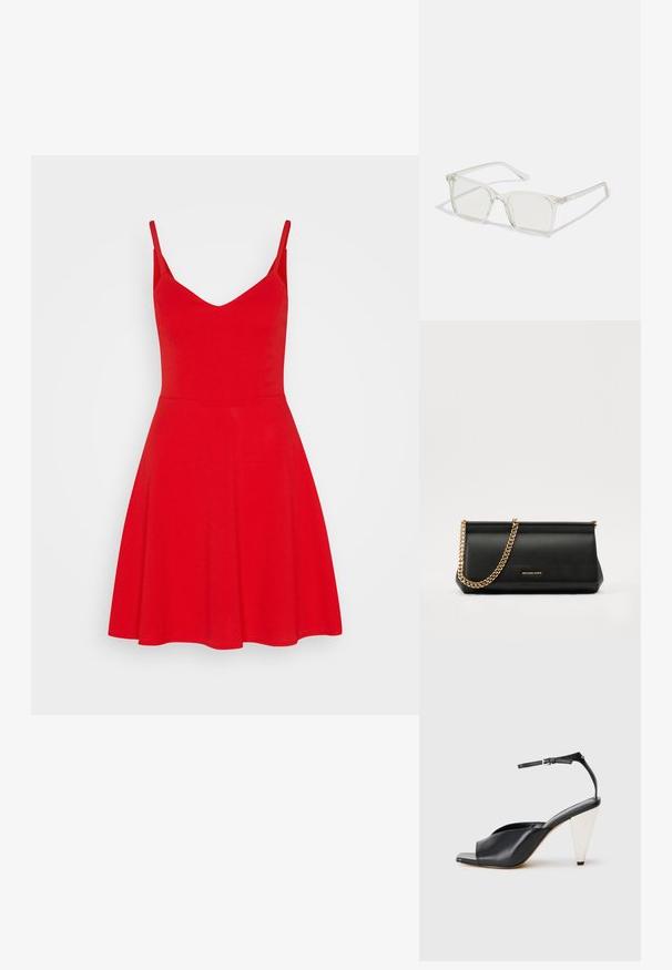 Crvena haljina bez rukava s uskim korzetom i lepršavom suknjom. Izrađena od glatkog materijala, s plitkim V-izrezom i podesivim trakama.; Crne kožne sandale s visokim potpeticama, otvorenim prstima, asimetričnim dizajnom, remenom oko članka i metalnom konusnom potpeticom. Glatka tekstura kroz cijelu cipele.; Prozirne plastične naočale kvadratnog okvira s prozirnim lećama, koje sadrže zlatne akcentne detalje na drškama.; Crna kožna torbica sa zlatnim lančićem, koja se odlikuje glatkom teksturom, pravokutnim oblikom i utisnutim brendom na prednjoj strani.