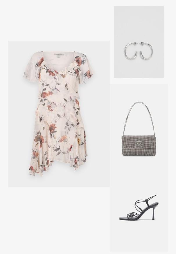 Virágmintás ruha rövid ujjakkal, fodros szegéllyel és átkötős fazonnal. Az anyag könnyűnek és áttetszőnek tűnik, pasztell színpalettával.; Fekete magas sarkú szandálok vékony pántokkal, csomózott mintával, sima négyzetes orral és karcsú stiletto sarkal rendelkeznek.; Világosszürke fémes kézitáska lánc pánttal, kis kör alakú fém kifinomult díszítéssel és háromszög alakú márkagéppel.; Ezüst karika fülbevalók sima, fényes felülettel. Lekerekített forma, könnyű kialakítással, tűs zárómechanizmussal.
