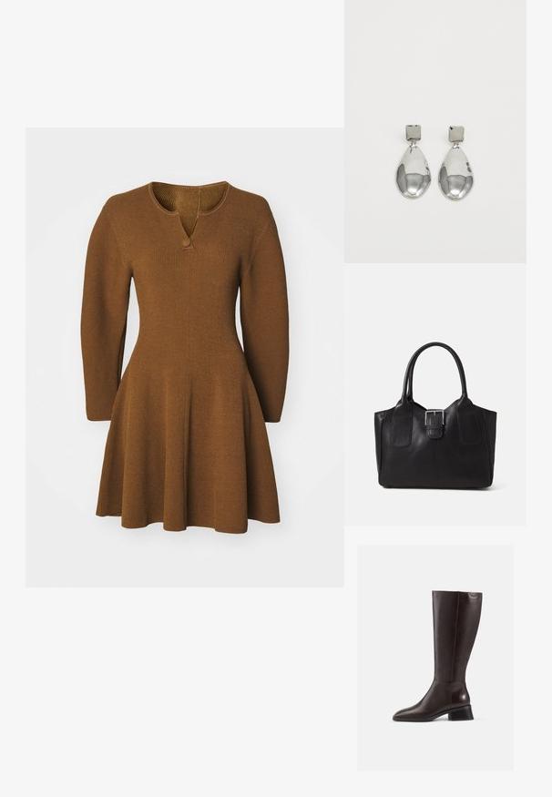 Pruun kudumkleit, millel on veidi laienev seelik, pikkade varrukatega ja V-kujuline kaelus, millel on üks nupudetail. Textured ribakanga.; Põlvikud pruunist nahast, ulatudes põlvedeni, siledaga viimistlusega, ümarate varvastega ja musta kiilukontsaga. Lihtne disain koos minimaalsete riistvaradetailidega.; Mustgamma nahast kott, millel on sile tekstuur, struktureeritud kuju, kaks käepidet ja esiküljel silmapaistev hõbedane pandla detail.; Hõbedased ripatsid, millel on ruudukujuline studs, siledat ja poleeritud viimistlust ning pisarakuju, peegeldades valgust läikiva pinnaga.