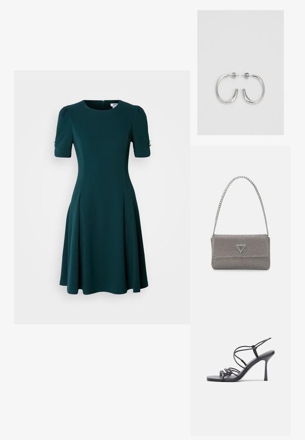 Teal fit-and-flare mekko, joka on valmistettu sileästä kankaasta ja jossa on lyhyet puffihihat, joissa on korostetut yksityiskohdat, sekä pyöreä pääntie.; Mustat korkokengät sandaalit, joissa on ohuet hihnat solmittuna, sileä neliön muotoinen varvasosa ja tyylikäs stiletto-korko.; Vaalea harmaa metallinen käsilaukku, jossa on ketjusanka. Laukku on koristeltu pienillä pyöreillä metallikoruilla ja kolmion muotoisella brändilogolla.; Hopeiset korvarenkaat, joissa on sileä ja kiiltävä pinta, kaareva muoto ja piikkikiinnitys. Minimalistinen muotoilu modernilla viimeistelyllä.