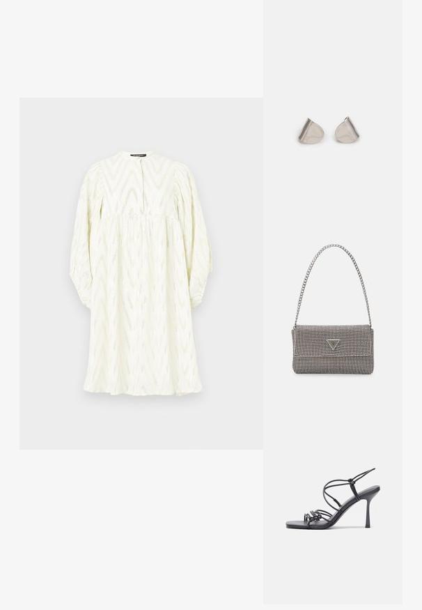 Fehér ruha magas gallérral, hosszú puffos ujjakkal és cikkcakk mintával. Texturált anyagból készült, finom fémes részletekkel.; Fekete magas sarkú szandálok vékony pántokkal, csomózott mintával, sima négyzetes orral és karcsú stiletto sarkal rendelkeznek.; Világosszürke fémes kézitáska lánc pánttal, kis kör alakú fém kifinomult díszítéssel és háromszög alakú márkagéppel.; Ezüst fém fülbevalók sima, csepp alakú formával és fényes felülettel. Finom gravírozások teszik részletessé. Minimalista dizájn.