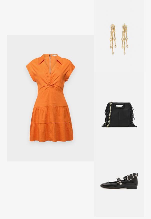 Alice + Olivia MILA DEEP TWIST MINI DRESS - Srajčna obleka - light mango; Črne lakaste balerinke s kvadratnim prstom, trakovi okrog gležnja z zlatimi dodatki in ravnim podplatom. Gladka tekstura z minimalističnim dizajnom.; Črna usnjena ročna torba z detajli fringa, zlatim verigo za rame in izrezanim ročajem. Na sprednji strani je nameščen logotip.; Zlato-tonirane uhane z več kaskadnimi verigami, ki vključujejo prozorne ovalne kamenčke in okrasne zgornje dele.
