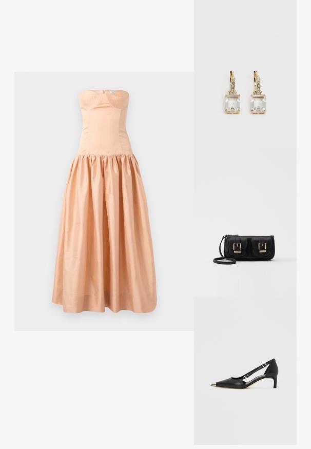 Suknia bez ramiączek w kolorze brzoskwiniowym, wykonana z gładkiego materiału, z dopasowanym gorsetem i zgromadzonym, obszernym dołem. Zapięcie z tyłu na zamek oraz detal w postaci miseczek.; Czarny skórzany but na obcasie typu kitten z metalowym, srebrnym zakończeniem palca i podwójnymi paskami na klamry na białym tle.; Czarna skórzana torba na ramię z dwoma przednimi kieszeniami, złotymi klamrami, zamkiem błyskawicznym i cienkim paskiem. Teksturowana powierzchnia i kompaktowy prostokątny kształt.; Złote kolczyki z prostokątnym, przezroczystym kryształem zwisającym poniżej rzędu małych, okrągłych, przezroczystych akcentów. Elegancki, nowoczesny design.