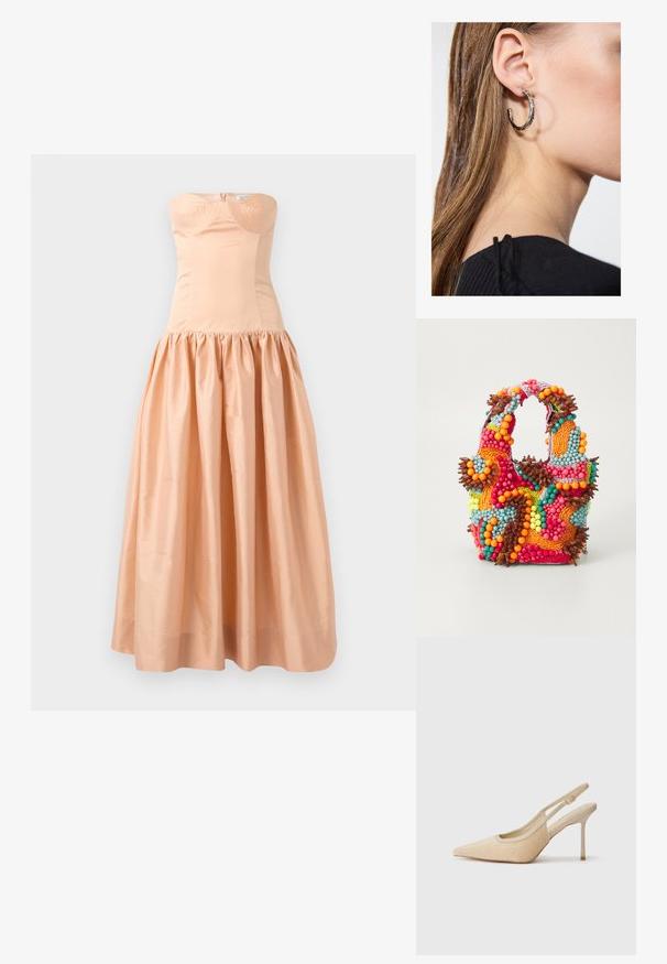 Haljina bez naramenica u breskvastoj boji izrađena od glatke tkanine, s prilagođenim korzetom i nabranom, voluminoznom suknjom. Zatvaranje na leđima s patentnim zatvaračem i detalji u obliku čašica.; Bež sandale na petu s uskim vrhom, izrađene od teksturiranog materijala, s tankom petom i podesivom trakom.; Torba od perlica s vibrantnim bojama: ružičasta, narančasta, plava i smeđa. Teksturirana površina s okruglim perlicama i organskim oblicima, čvrste ručke.; Srebrna kružna naušnica s poliranim završetkom, koja ima male zlatne detalje i okrugli oblik, nošena na uhu.