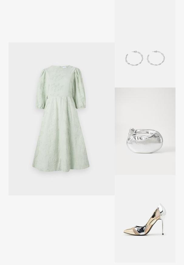 Gaiši zaļa midi kleita ar augstu kaklu, pūkām līdzīgām piedurknēm un ziedu izšuvumiem visā audumā.; Apspīlēta augstpapēžu kurpe ar zeltītu, sudrabi un neitrālu krāsu kombināciju. Spīguļojoša virsma ar izgriezuma dizainu, aprīkota ar stiletto papēdi.; Sudraba metāliska poga somiņa ar mīkstu, noapaļotu formu un mezgla augšējo aizdari. Izgatavota no gludas mākslīgās ādas materiāla.; Sudraba gredzenveida auskari ar savītu dizainu, kas ir ar pulētu apdari un ar aizmugurēju fiksāciju. Izmērs ir aptuveni 3 cm diametrā.