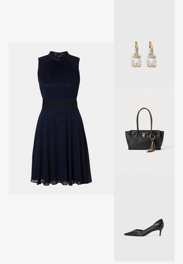 Tengerészkék, ujjatlan ruha, hajtogatott dekoltázzsal, passzos derékkal és bővülő szoknyával. Dekoratív részletek találhatók a dekoltázsnál.; Fekete bőr magassarkú cipő hegyes orral és alacsony sarokkal. Sima felülettel és enyhe fényű kialakítással rendelkezik. Az elején nyitott részlet a fokozott díszítésért.; Fekete bőr kézitáska dupla fogantyúkkal, aranyzárral és lánc részletekkel, fekete-fehér bojt kiegészítővel, fehér háttéren.; Aranyszínű fülbevalók, melyek egy téglalap alakú, tiszta kristállyal díszítették, ami egy sor kis, kerek, tiszta kiegészítő alatt lóg. Letisztult, modern dizájn.