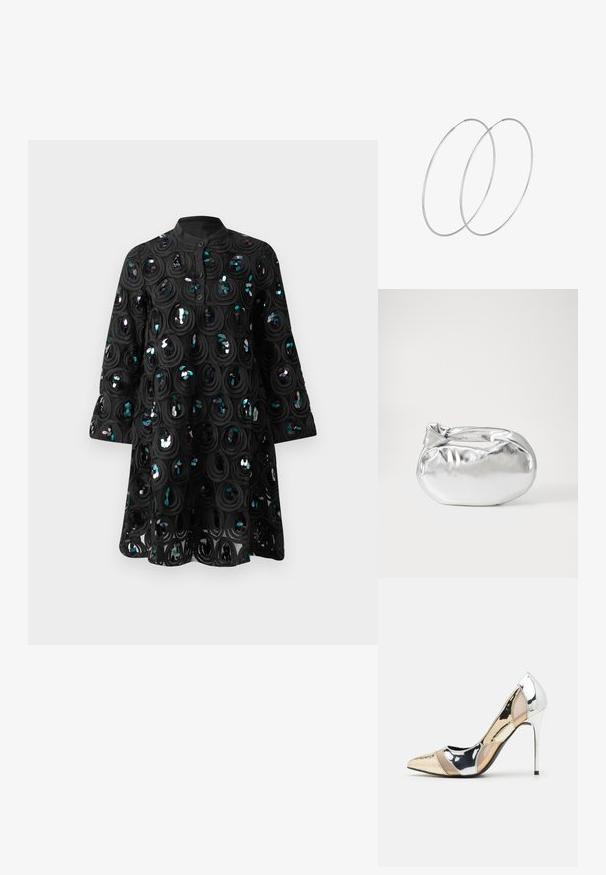 Juoda ilgaapykaklė suknelė su aukštu apykakle, mygtukų užsegimu ir apvaliais blizgučiais, kurie sudaro tekstūruotą, blizgantį dizainą.; Aštrus pirštas aukštakulnis batelis su sidabro, aukso ir nuogų spalvų deriniu. Blizgus paviršius su išpjovos dizainu, su stiletto kulnu.; Sidabrinė metalinė maišelio forma su švelnia, apvalia forma ir mazgu užveriamu viršumi. Pagaminta iš lygios dirbtinės odos medžiagos.; Sidabrinės pusmėnulio auskarai minimalistiniu dizainu. Apskritimo forma, lygus paviršius ir plonas profilis. Lengvi su poliruotu apdailu.