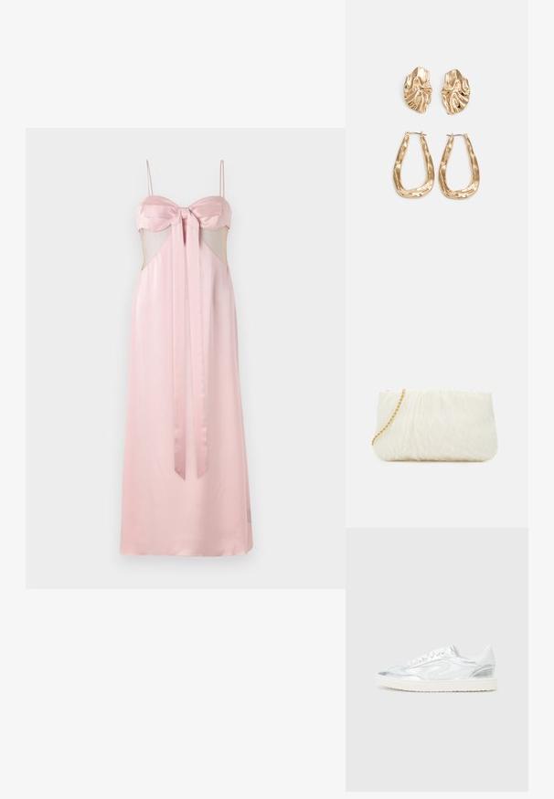 Růžové saténové šaty s úzkými ramínky, mašlí na hrudi a průsvitnými bočními výřezy. Dlouhé až na zem s hladkou strukturou.; Bílé tenisky s metalickým stříbrným akcentem, hladkým povrchem, kulatou špičkou, plochou podrážkou a tradičním šněrováním.; Bílá texturovaná kabelka s uloženým designem, vybavená zlatým řetízkem. Hladký povrch s jemnými vlnami a zaoblenými okraji.; Náušnice ve zlatém tónu s texturovanými, vlnitými tvary. Obsahují sochařské klipy a design otevřeného kruhu s kladivkovým povrchem.