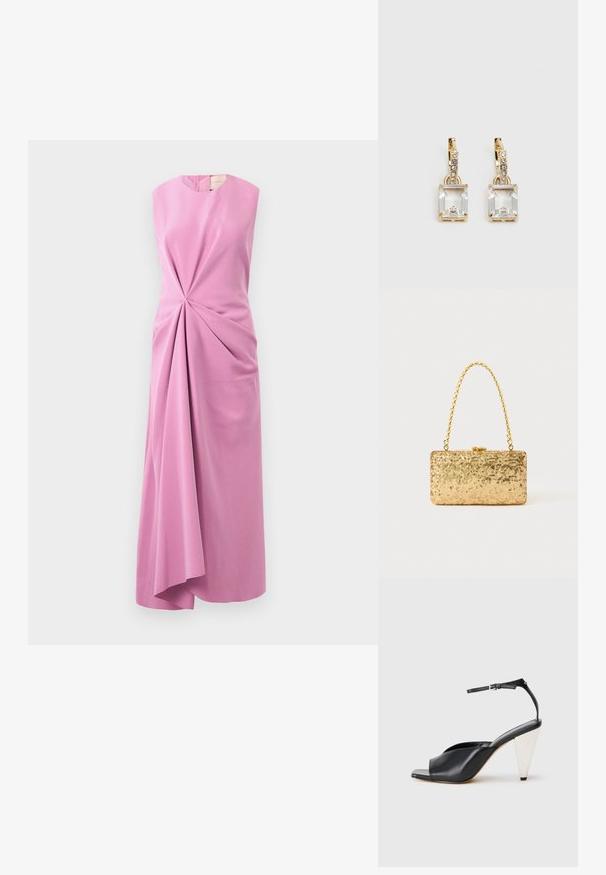 Brezrokav oblečen v svetlo rožnati tkanini, ima zvit detajl spredaj in asimetrično spodnje rob, gladka tekstura z rahlim leskom.; Črne usnjene sandale s peto, odprto toe, asimetričnim dizajnom, zaponko okoli gležnja in kovinsko stožčasto peto. Gladka tekstura po celotni površini.; Zlata torbica s pomičnim šalom v pravokotni obliki, z zasukano verižico in kovinskim zapiranjem, ki odseva svetlobo z teksturirano površino.; Zlato obarvani uhani, ki vsebujejo pravokoten, prozoren kristal, obešen pod vrsto majhnih, okroglih prozornih dodatkov. Elegantna, moderna zasnova.