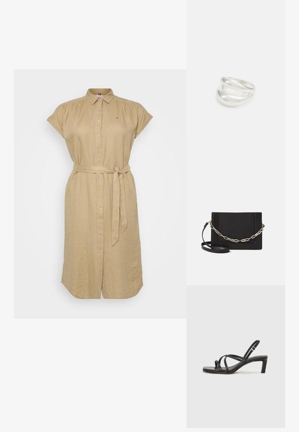 Beige linane särgidress lühikeste varrukatega, nööpidega ees ja seotud vööga taljes. Ees on väike logo.; Mustast rihmajalatsid ruudukujulise varba ja madala ploki kontsaga. Omab mitmeid õhukesi rihmasid ja reguleeritavat pahkluu rihma. Valmistatud siledast nahast.; Mustast nahast õlakott, mis omab siledat tekstuuri, ristküliku kuju ning esiküljel metallketi detaili. Reguleeritav rihm on kaasas.; Hõbedane kahekordne rõngas sujuva, poleeritud pinnaga. Omab voolavat, kõverat disaini, millel on kattuvad sektsioonid, et saavutada kaasaegne ilme.