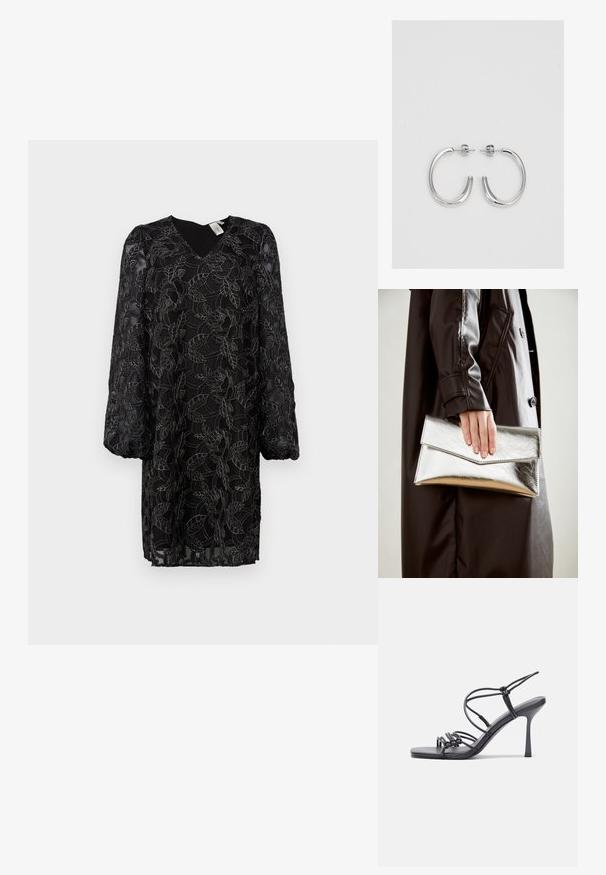 Vestido preto de renda com padrão floral, decote em V e mangas bufantes longas. Tecido transparente com forro interior; caimento solto e comprimento até à metade da coxa.; As sandálias de salto alto pretas apresentam tiras finas com um design em nó, uma biqueira quadrada lisa e um elegante salto agulha.; Clutch metálica prateada com um design de envelope angular, textura suave e cor interior contrastante, segurada numa mão que veste um casaco preto.; Brincos de argola prateados com um acabamento suave e brilhante. Forma arredondada, design leve, com fecho de pino.