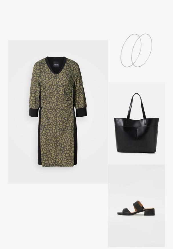 Leopardimustriga kleit V-kaelusega, kolmeveerandi varrukatega ja tekstuurse oliivrohelise kangaga. Mustad külgpaneelid ja detailid vastandina.; Must must sandaalid musta nahaga, kellel on kaks laia rihma üle jala, ruudukujuline varvas ja madal ploki konts. Sile tekstuur ja minimaalne disain.; Must mustaga musta nahast, millel on kaks pikka kanda, sile tekstuur ja struktureeritud kuju. Esipoolsel on lisakoti jaoks tasku.; Hõbedased rõngastikkaehingad minimalistlikus disainis. Ümar kuju, sile tekstuur ja õhuke profiil. Kerged ning poleeritud viimistlusega.