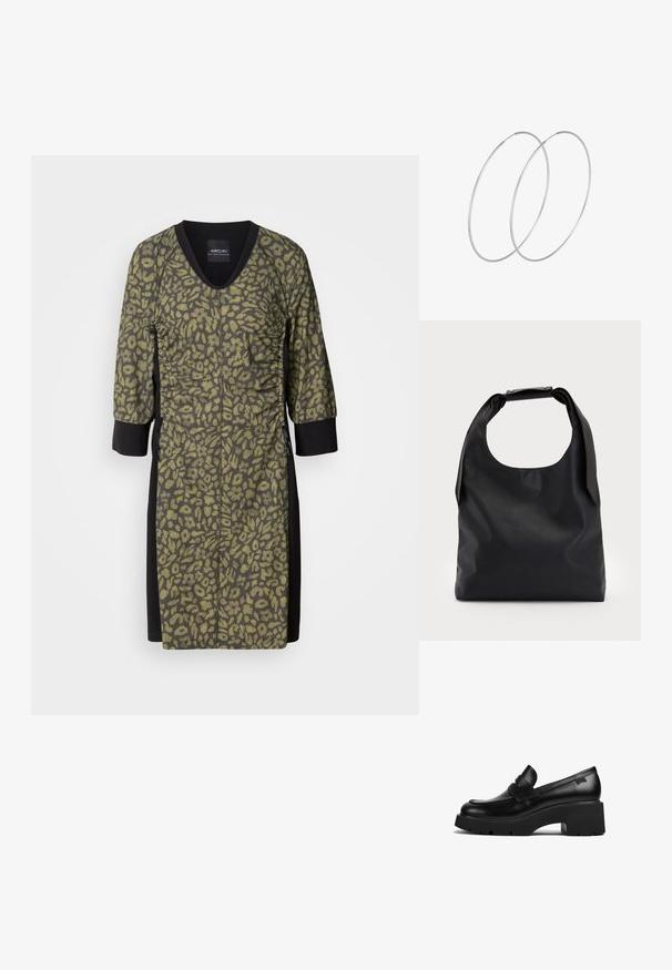 Vestido de estampado de leopardo con escote en V, mangas tres cuartos y tejido verde oliva texturizado. Paneles laterales y detalles en negro para contraste.; Mocasín de cuero negro con tacón grueso y suela gruesa, con un detalle de correa en la parte superior, mostrado de lado sobre un fondo blanco.; Bolso hobo de cuero negro con un solo asa suave y redondeada; presenta una textura lisa y un diseño minimalista. Sin hardware visible ni acentos.; Pendientes de aro plateados con un diseño minimalista. Forma circular, textura suave y perfil delgado. Livianos con un acabado pulido.