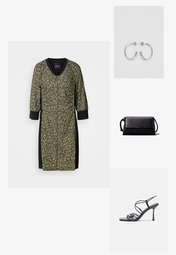 Sukienka w wzór pantery z dekoltem w serek, rękawami 3/4 i fakturowanym materiałem w oliwkowym kolorze. Czarną boczne panele i detale dla kontrastu.; Czarne sandały na wysokim obcasie mają cienkie paski z węzłowym wzorem, gładki, kwadratowy czubek i smukły obcas w stylu szpilki.; Czarna skórzana kopertówka o prostokątnym kształcie, gładkiej fakturze, płaskim zapięciu na klapę i małym uchwycie z boku. Posiada subtelne logo.; Srebrne kolczyki na biglu o gładkim, błyszczącym wykończeniu. O zaokrąglonym kształcie, lekkim designie, z zamknięciem na zatrzask.