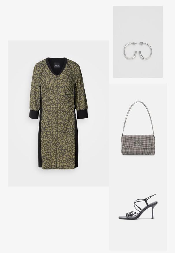 Vestido de estampado de leopardo con escote en V, mangas tres cuartos y tejido verde oliva texturizado. Paneles laterales y detalles en negro para contraste.; Las sandalias negras de tacón alto presentan finas correas con un diseño anudado, una punta cuadrada suave y un elegante tacón de aguja.; Bolso de mano metálico gris claro con una cadena como asa, adornado con pequeños remaches metálicos circulares y un logotipo de marca en forma triangular.; Pendientes de aro plateados con una superficie lisa y brillante, caracterizados por una forma curva y cierre de poste. Diseño minimalista con un acabado moderno.