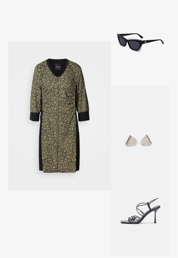 Leopardenmusterkleid mit V-Ausschnitt, dreiviertel Ärmeln und strukturiertem olivgrünem Stoff. Schwarze Seitenpaneele und Details für den Kontrast.; Schwarze, hochhackige Sandalen mit dünnen Riemen und einem geknoteten Design, einer glatten, rechteckigen Zehenpartie und einem eleganten Stiletto-Absatz.; Schwarze übergroße Sonnenbrille mit geometrischer Form, ausgestattet mit dunklen Gläsern und einem kontrastierenden grauen Detail im Rahmen. Logo am Bügel.; Silberne Metalohrringe mit einer glatten, tröpfchenförmigen Form und einer polierten Oberfläche. Subtile Gravuren fügen Details hinzu. Minimalistisches Design.