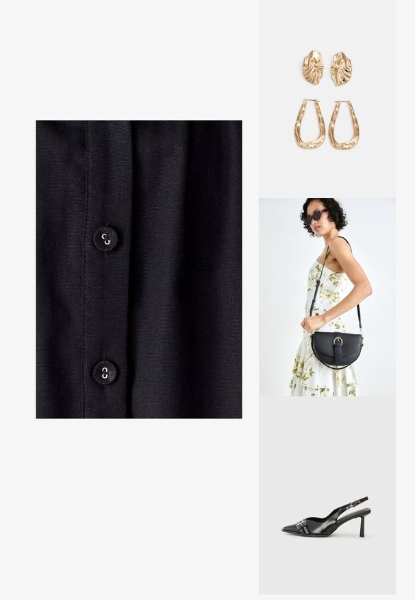 Črn material z vrsto treh gumbov, gladka tekstura in rahla sijaj na gumbih za podrobnosti.; Črne patentne usnjene sandale s koničastim nosom, zankami okoli gležnja s srebrnimi sponkami in opremo ter vitkimi petami.; Črna usnjena torbica s ukrivljeno obliko, z odstranljivo naramnico in zlatimi dodatki. Torbica ima pokrov s podrobnostmi v obliki zaponke.; Zlato obarvani uhani z teksturiranimi, valovitimi oblikami. Vključujejo skulpturalne sponke za ušesa in odprto obliko obročka s kladivastim finišem.