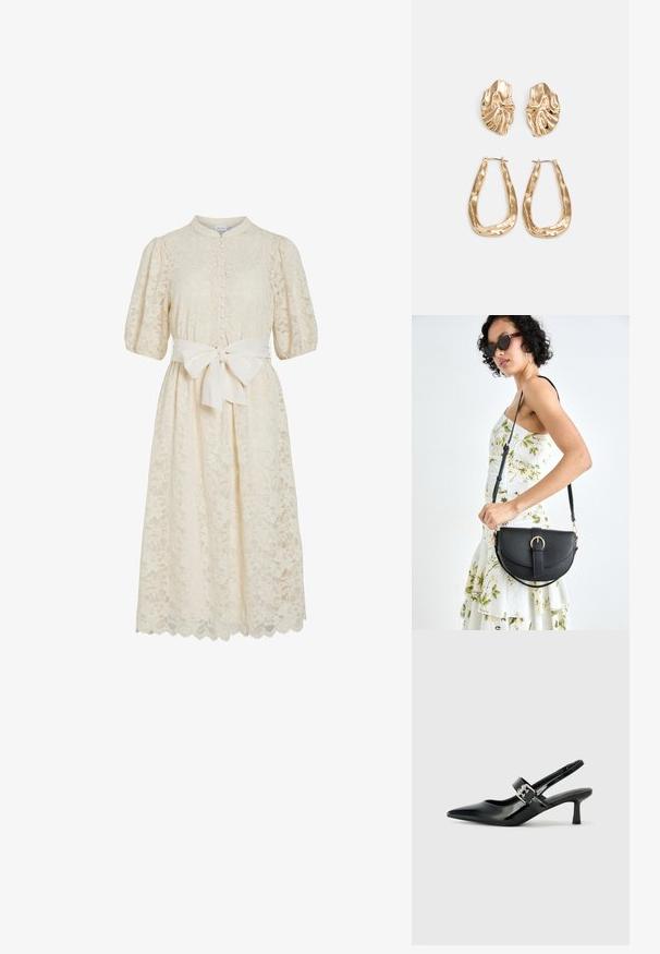 Vestido de renda em off-white com colarinho alto, mangas curtas bufantes, fecho de botões à frente e cinta de tecido. Barra detalhada com padrão de flores em forma de escalope.; Saltos slingback em verniz preto com bico pontiagudo e um pequeno salto bloco, apresentando um detalhe de fivela prateada na tira.; Bolsa de couro preta com forma curva, alça destacável e detalhes em dourado. A bolsa possui uma aba com detalhe de fivela.; Brincos em tom de ouro com formas onduladas e texturizadas. Inclui studs escultóricos com presilha e um design de argola aberta com um acabamento martelado.