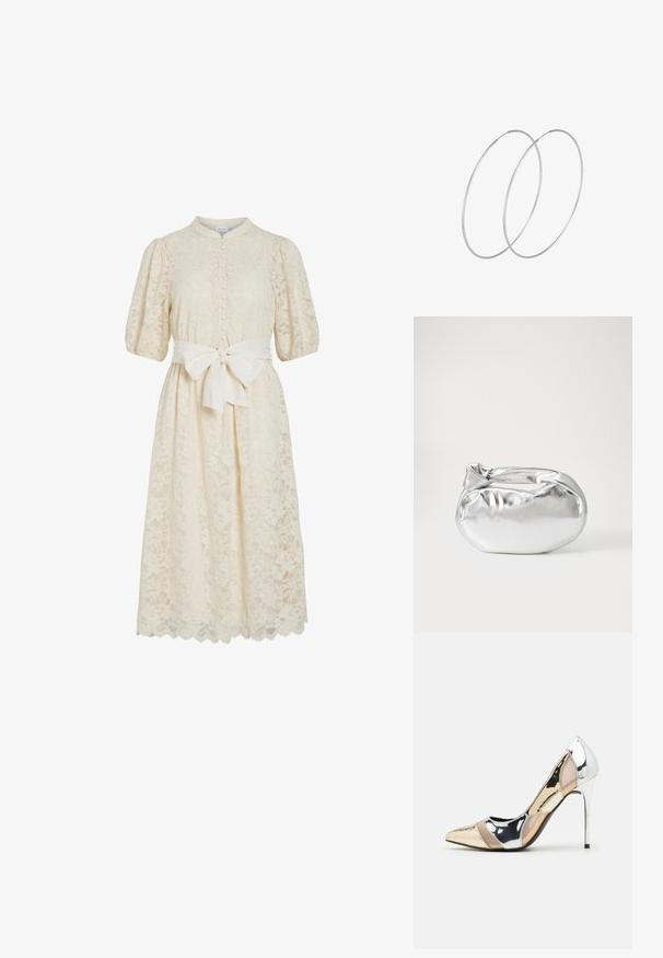 Čipkasta haljina u boji slonovače s visokim ovratnikom, kratkim napučenim rukavima, prednjim kopčanjem na dugmad i pojasom od tkanine. Detaljno oblikovana skalopedna ivica s cvjetnim uzorcima.; Cipele s visokom potpeticom i špicastim vrhom u srebrnoj, zlatnoj i nude boji. Sjajan finiš s izrezbarenim dizajnom, s potpeticom u obliku stiletto.; Srebrna metalik torbica s mekim, zaobljenim oblikom i čvorastim zatvaranjem na vrhu. Izrađena od glatke sintetičke kože.; Srebrne okrugle naušnice s minimalističkim dizajnom. Kružni oblik, glatka tekstura i tanak profil. Lagane s poliranim završetkom.