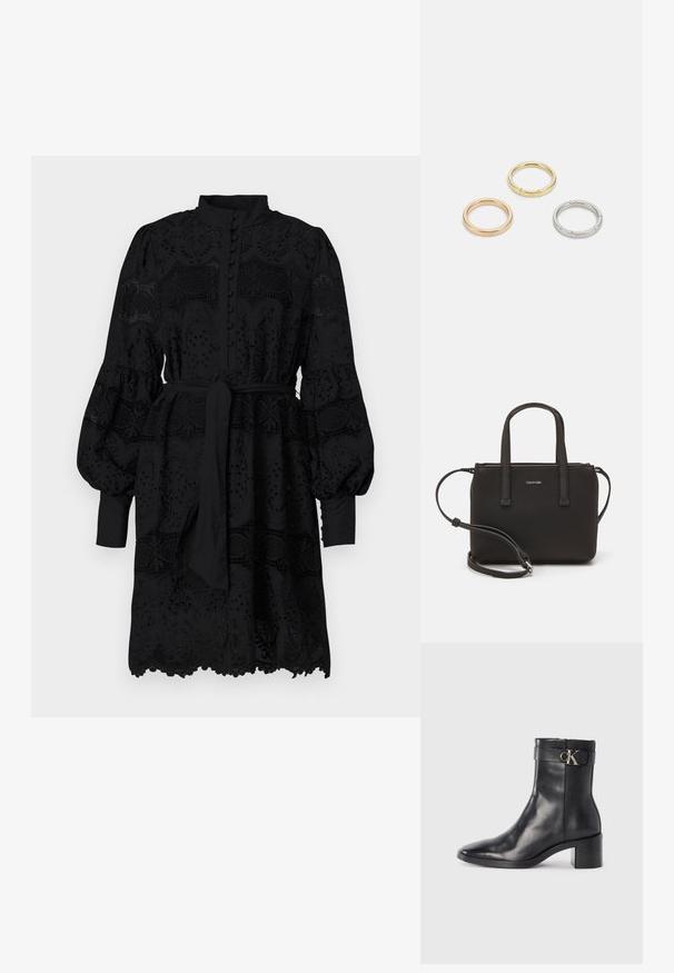 Černé šaty s vysokým límcem, knoflíkovou légou a dlouhými nabíranými rukávy. Obsahují krajkové výšivky a zavazovací pásek v pase.; Černé kožené kotníkové boty se špičatou špičkou, blokovým podpatkem a páskem s kovovým logem. Hladká textura a minimalistický design.; Černá kabelka s dvojitými krátkými uchy a odnímatelným ramenním popruhem. Hladký koženkový materiál s uzávěrem na zip a detailem loga.; Tři kovové prsteny: jeden růžově zlatý, jeden zlatý s texturovanými detaily a jeden stříbrný, všechny s vyrytým brandingem na vnitřním boku.
